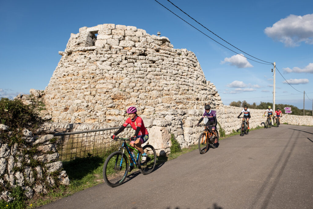 Un jaciment talaiòtic contempla el pas dels bikers (Foto: Camí de Cavalls 360º).