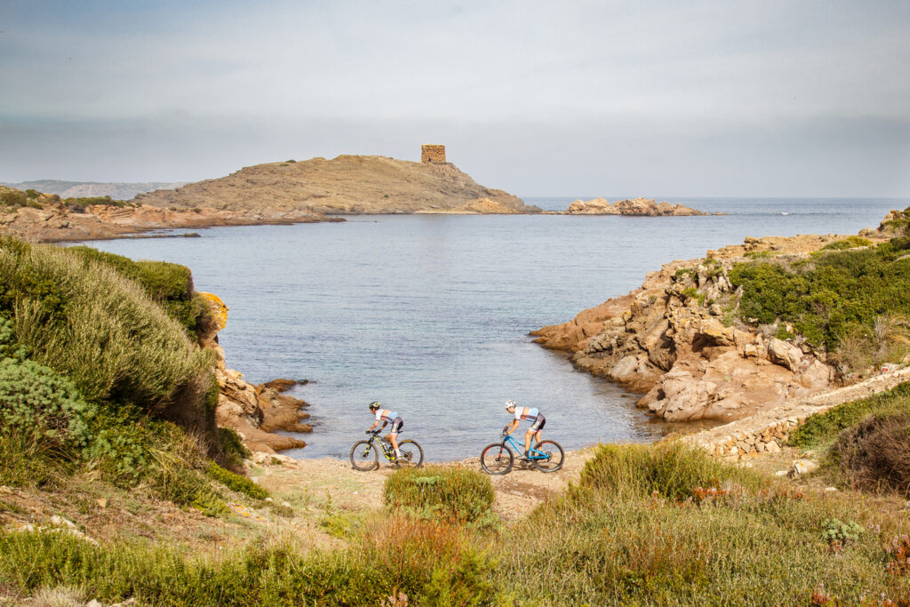 Amb la Torre de Rambla de fons (Foto: Camí de Cavalls 360º).