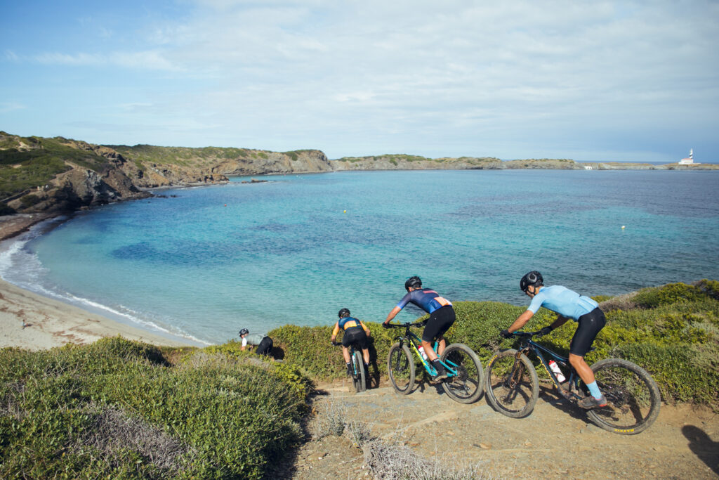 Baixant a la Platja d'en Tortuga, amb el Far de Favàritx al fons (Foto: Aitor Lamadrid).