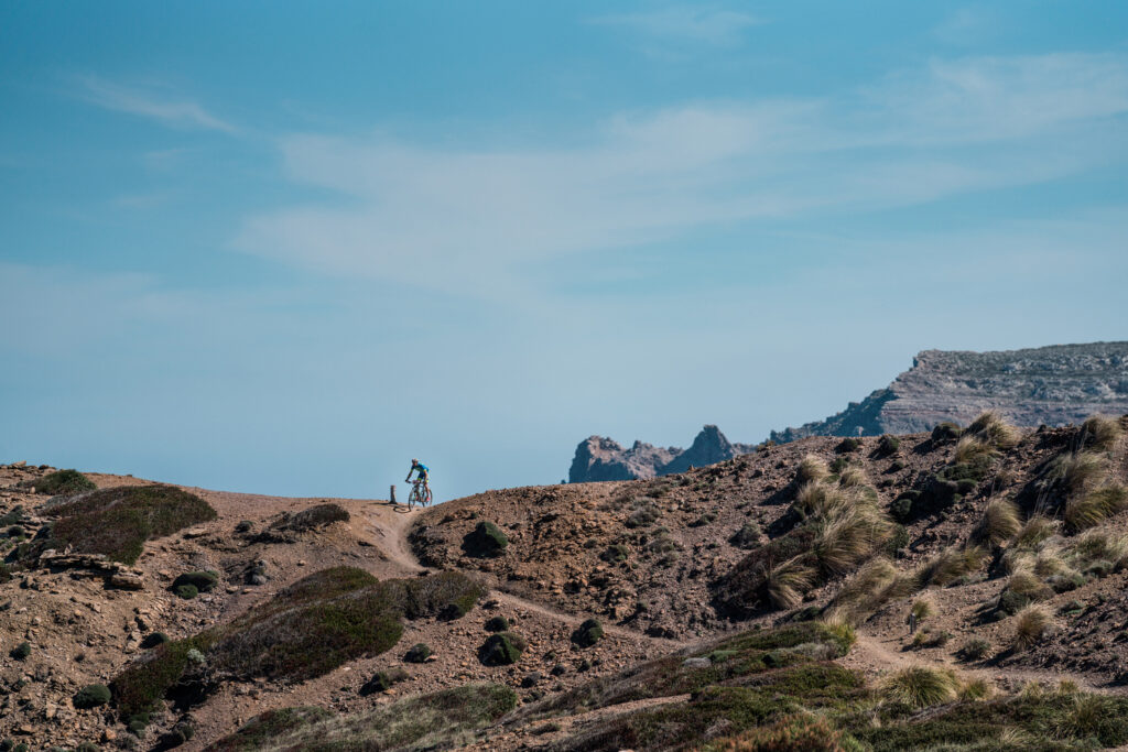 Arribant al Macar Gran, amb la Mola de Fornells de fons (Foto: The Adventure Bakery).