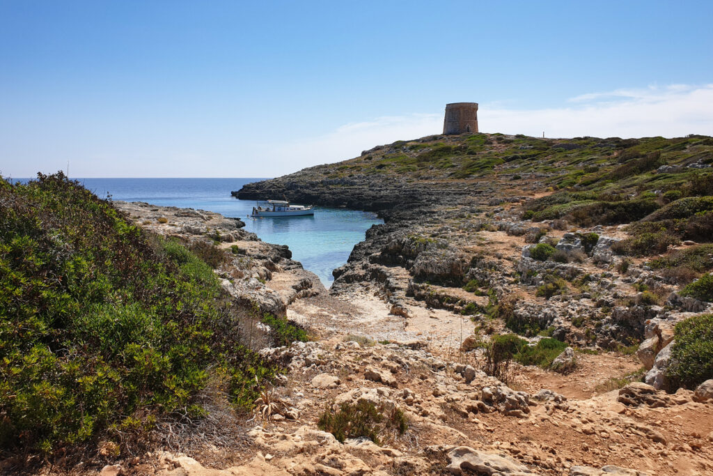 Caló Roig i Torre d'Alcalfar (Foto: Camí de Cavalls 360º).